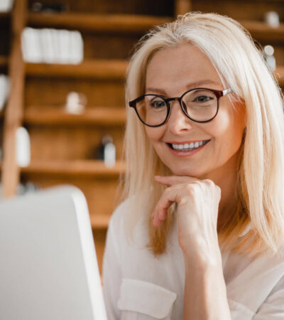 Egy szemüveg nemcsak a látásunkat javítja, hanem a mindennapi komfortérzetünket is meghatározza