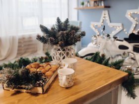 Az egyik leggyorsabb módja annak, hogy az otthonod karácsonyi hangulatot árasszon, ha a fényekkel és illatokkal kezdesz.