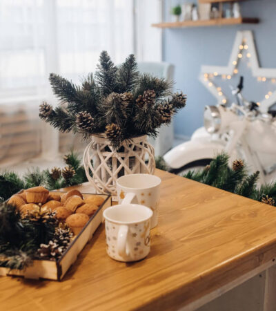 Az egyik leggyorsabb módja annak, hogy az otthonod karácsonyi hangulatot árasszon, ha a fényekkel és illatokkal kezdesz.