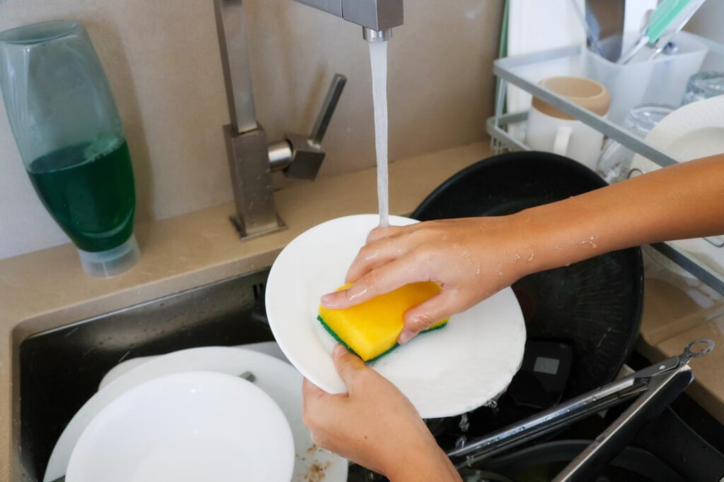 A legklasszikusabb csapda a folyó víz alatt végzett mosogatás.